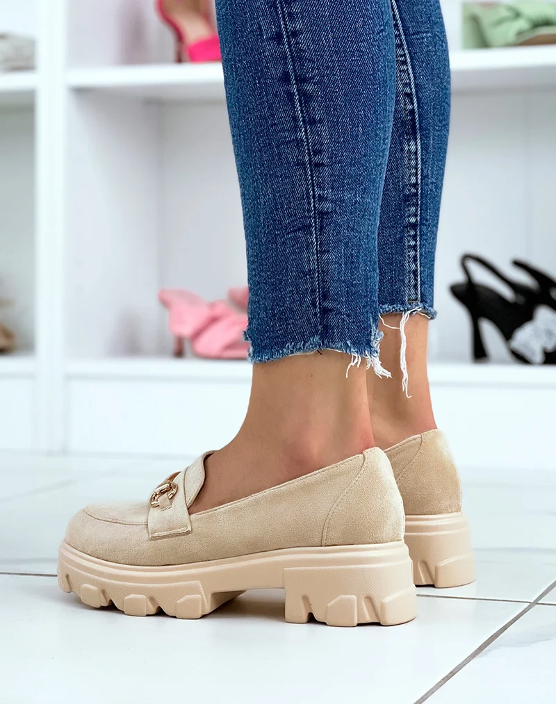 Mocassins en suédine beige à semelle épaisse et crantée