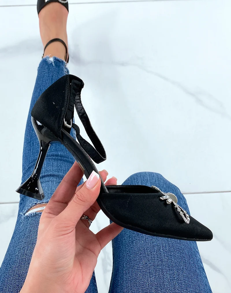 Escarpins noirs satinés à talon évasé