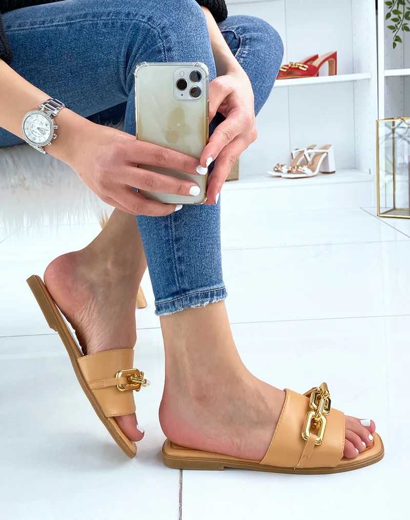 Mules camel à chaîne dorée