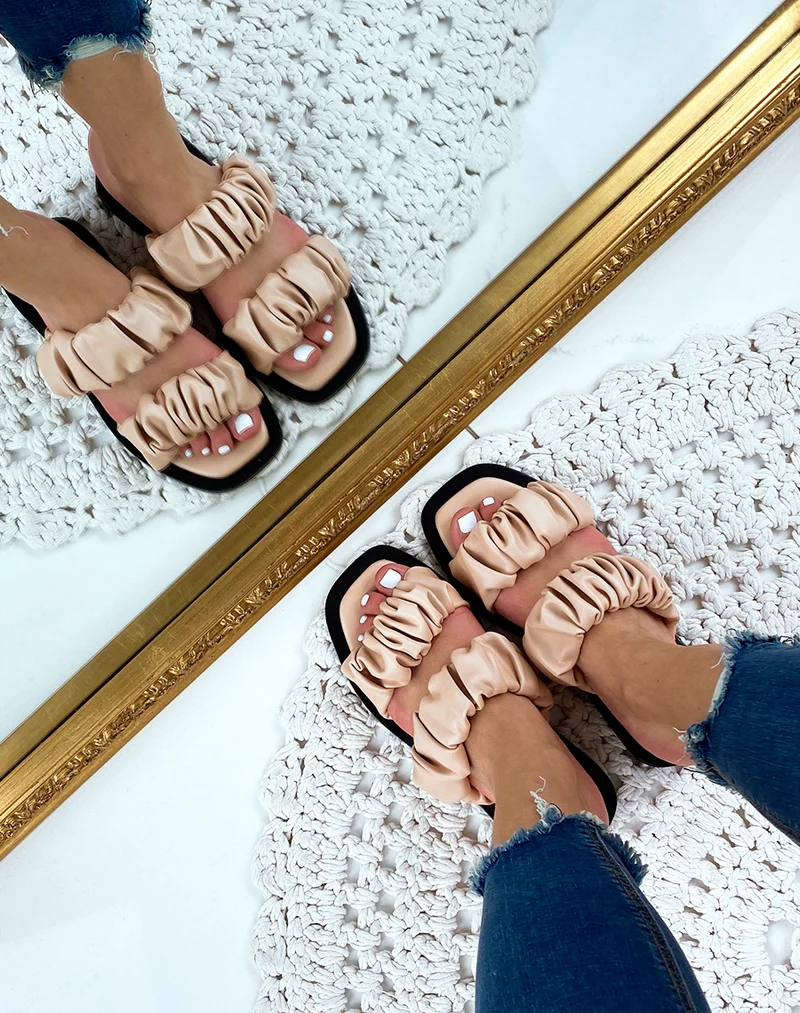 Sandales plates en simili cuir rose