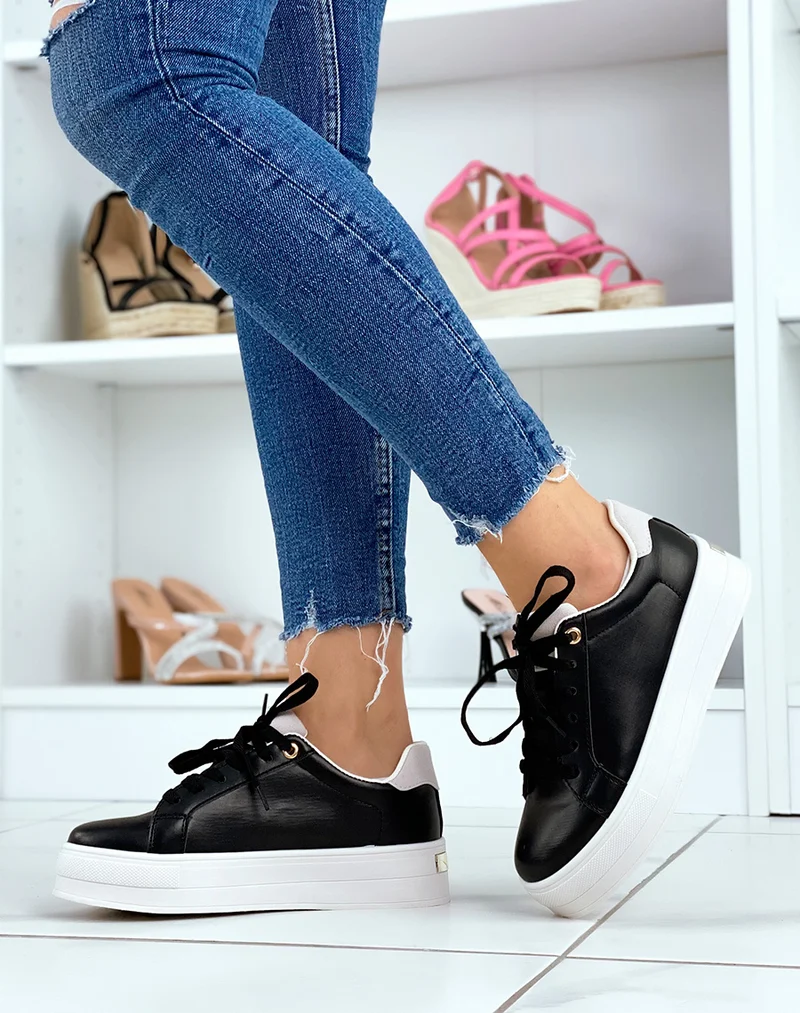 Baskets basses noires à empiècement gris et semelle épaisse