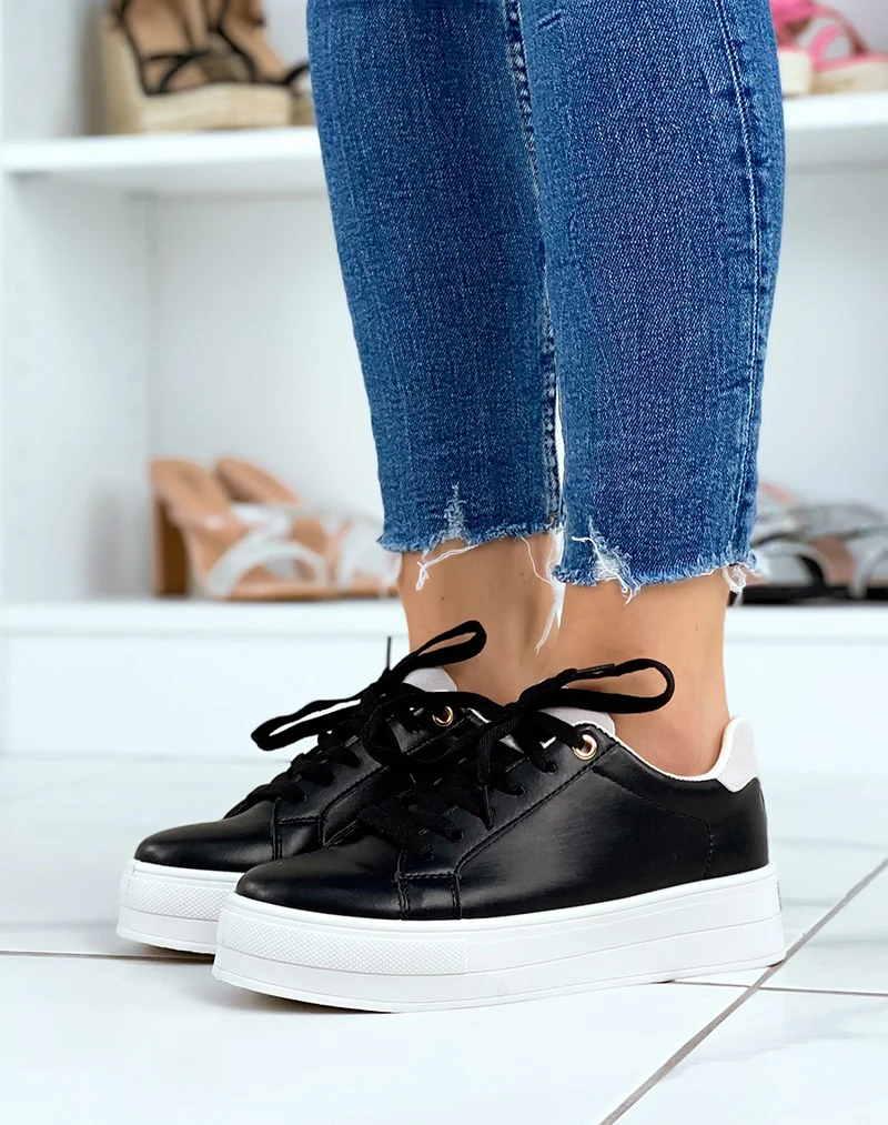 Baskets basses noires à empiècement gris et semelle épaisse