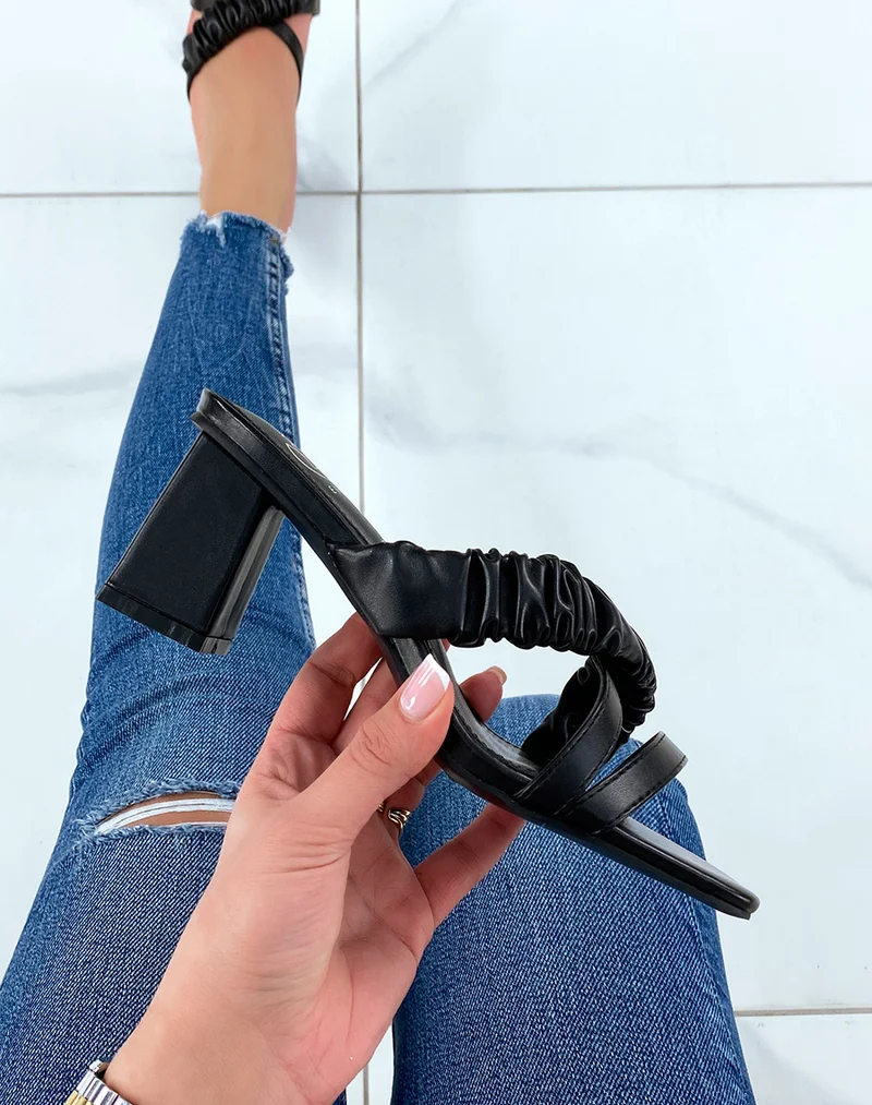 Sandales à talons noires à triple brides