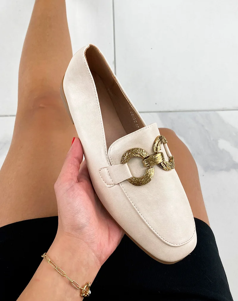 Mocassins plats beiges à double boucles dorées