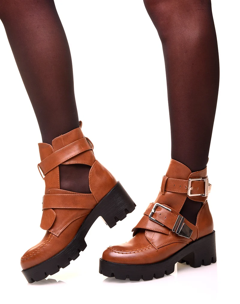 Bottines camel montantes ouvertes ajourées de boucles
