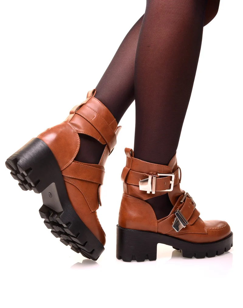 Bottines camel montantes ouvertes ajourées de boucles