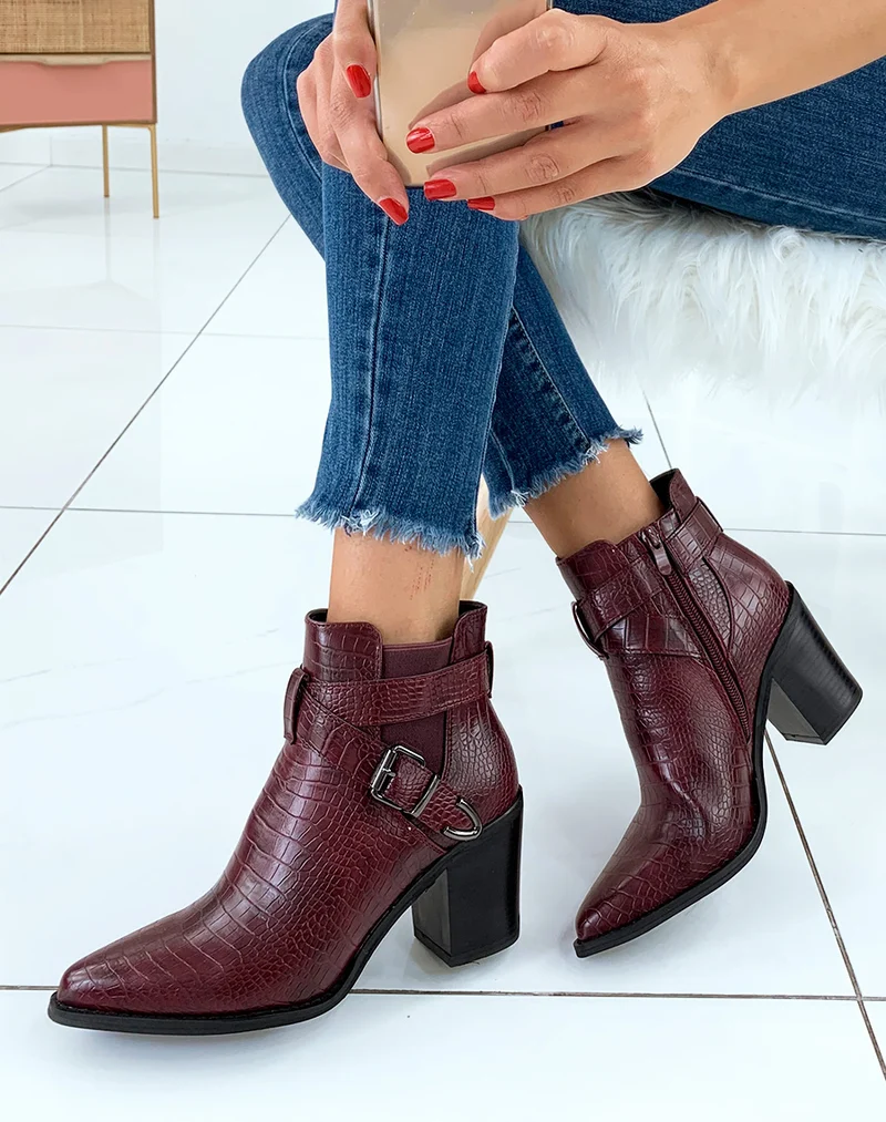 Bottines bordeaux à talons à effet croco et à doubles brides