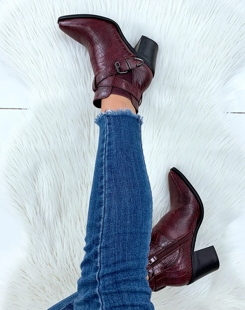 Bottines bordeaux à talons à effet croco et à doubles brides