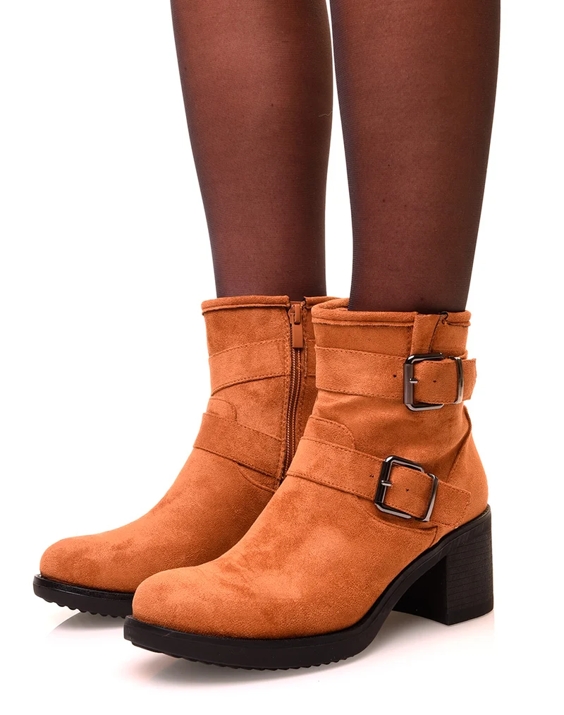 Bottines camel à talons carrés en suédine à sangles