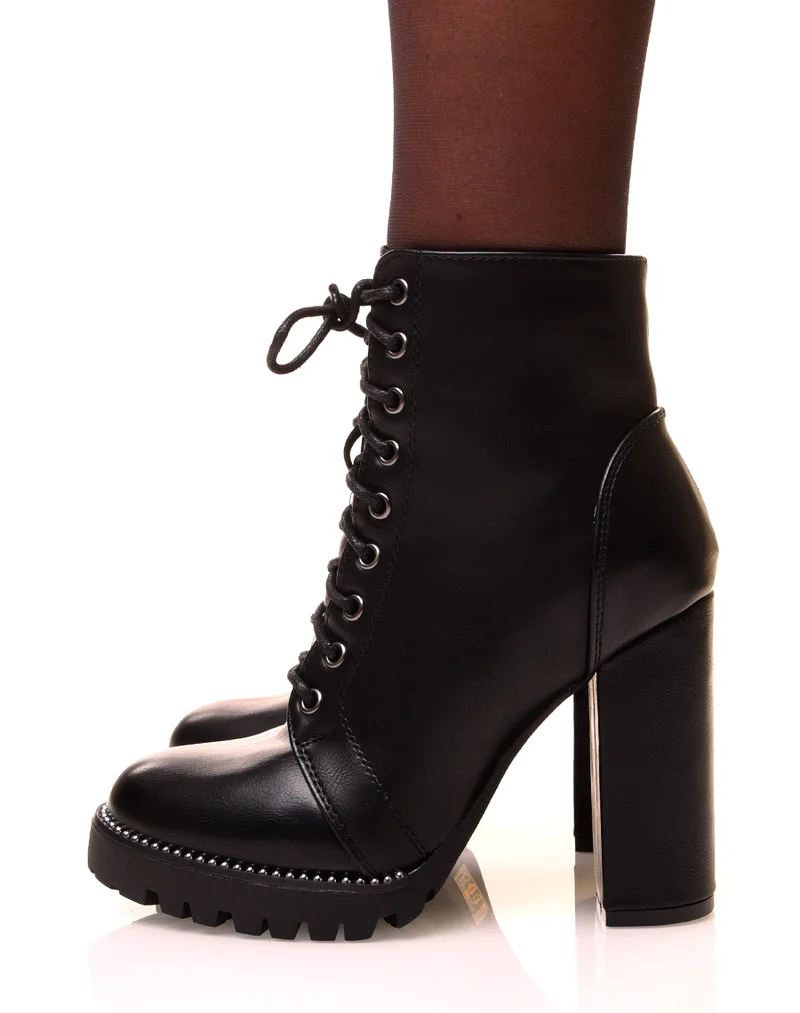 Bottines noires à talons et à détails perles