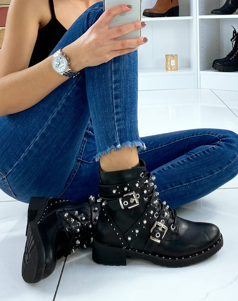 Bottines noires à lacets et multiples sangles décorées
