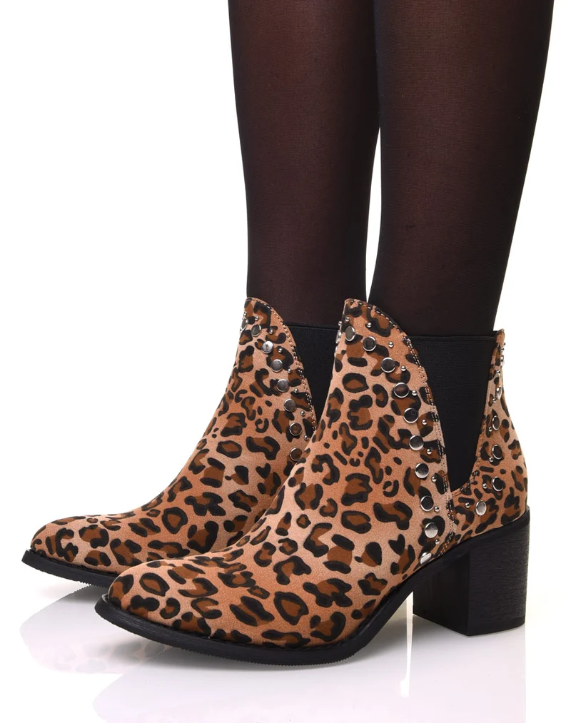Bottines à talon aux motifs leopard et détails cloutés