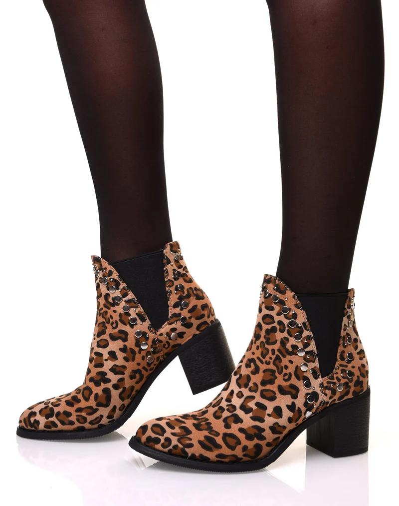 Bottines à talon aux motifs leopard et détails cloutés