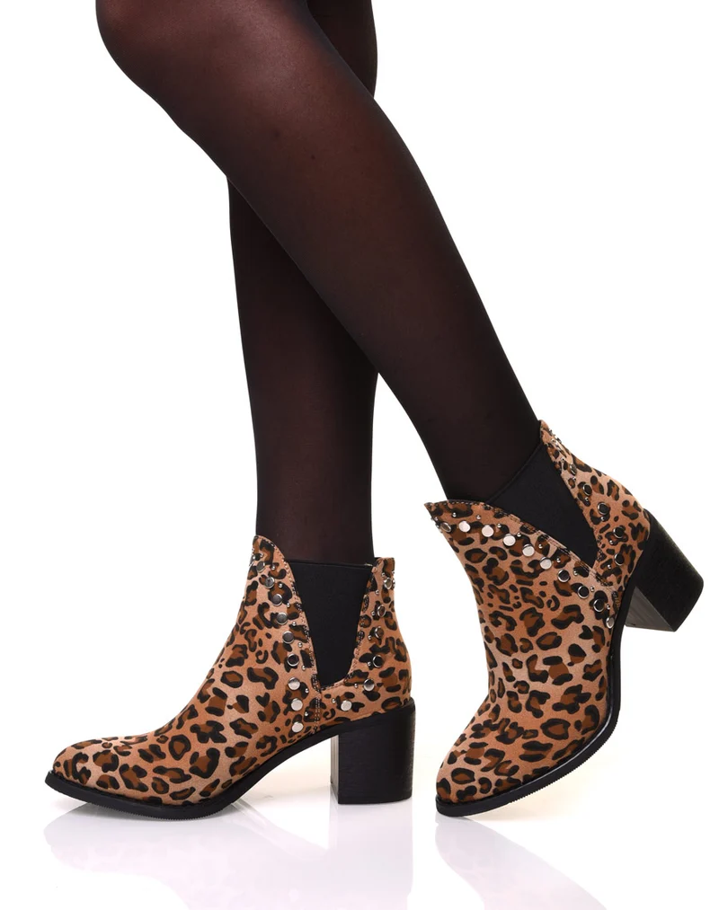 Bottines à talon aux motifs leopard et détails cloutés