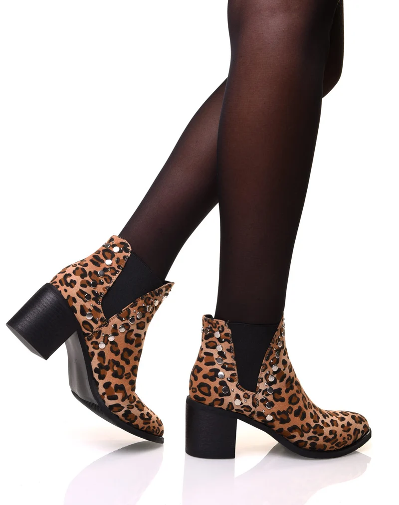 Bottines à talon aux motifs leopard et détails cloutés