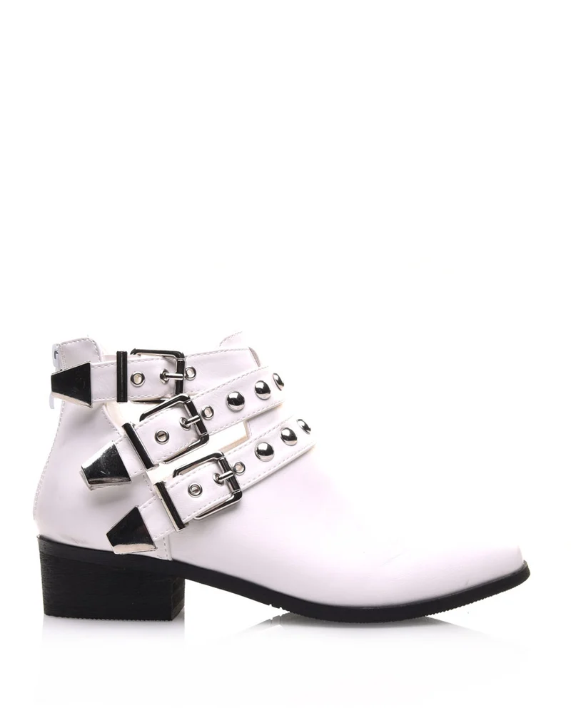 Bottines blanches plates différentes lanières cloutés