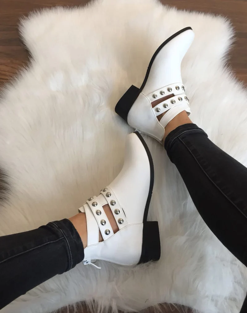 Bottines blanches plates différentes lanières cloutés