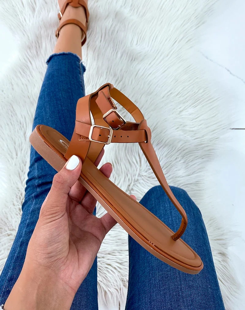 Nu-pieds camel à double lanière et boucles dorées