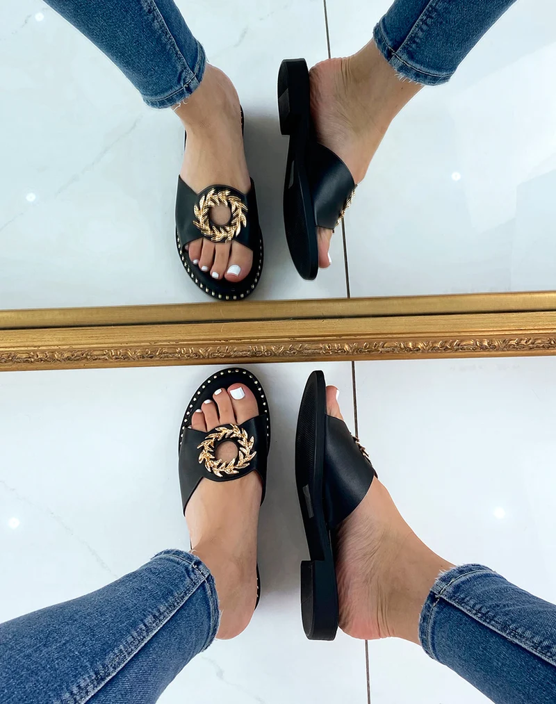 Mules noires à bijou rond et doré