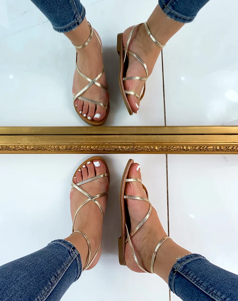 Nu-pieds dorés à multiples lanières fines