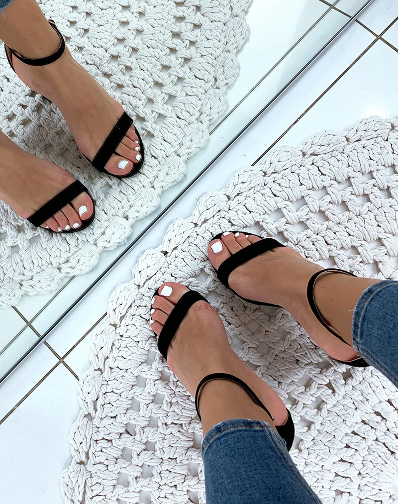 Sandales en suédine noires à talons carrés