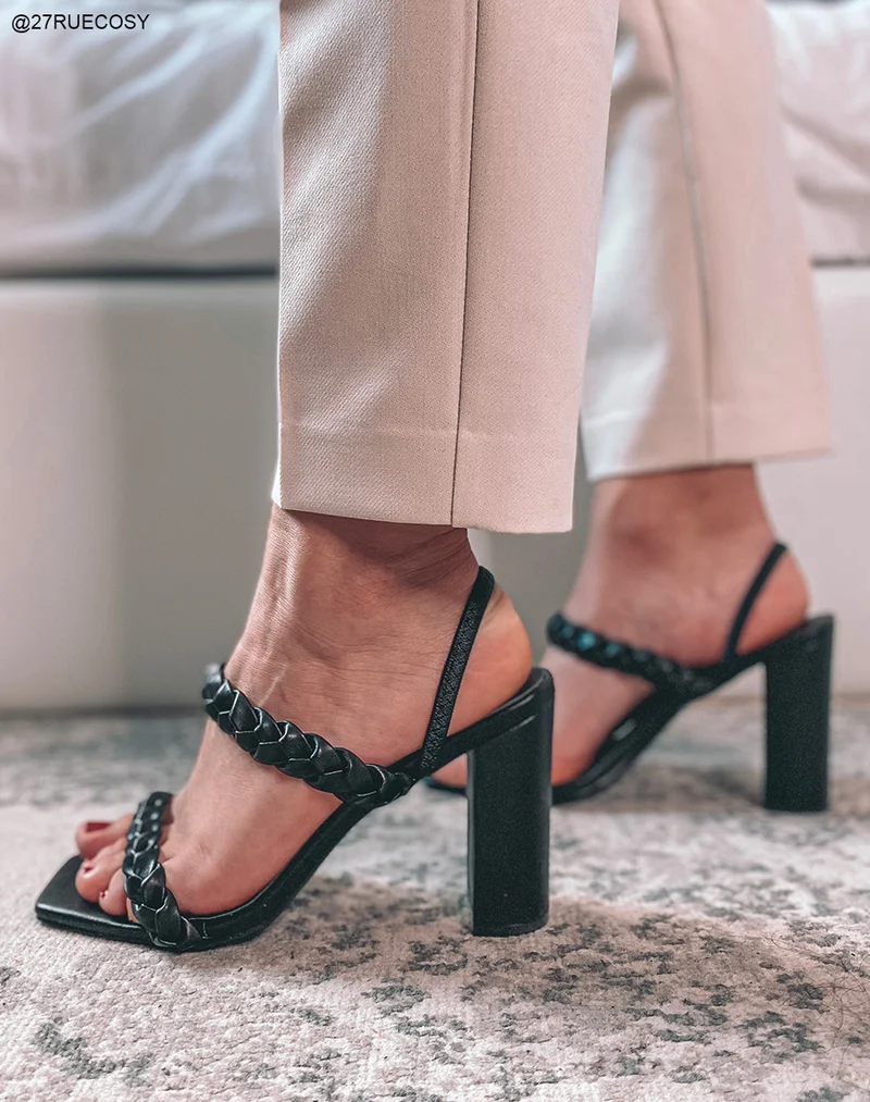 Sandales à talon noires à multiples brides tressées