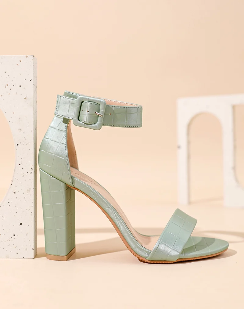 Sandales à talon vert pastel effet croco à boucle carrée