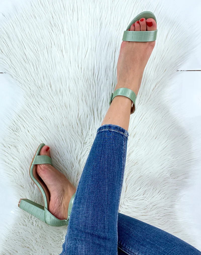 Sandales à talon vert pastel effet croco à boucle carrée