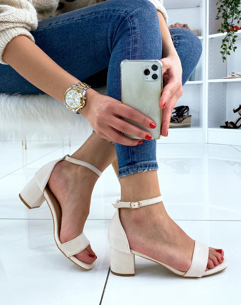 Sandale beige en suédine à petit talon