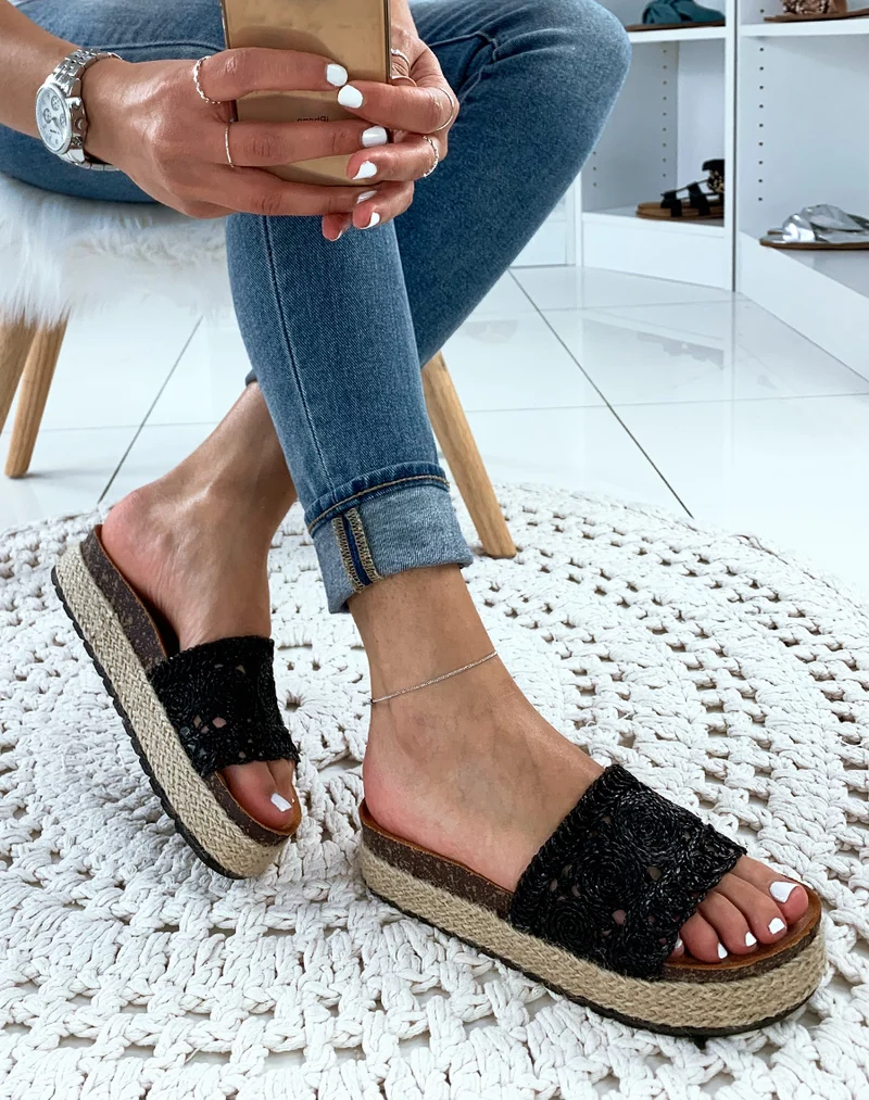 Mules en osier noires à motifs tressés et à plateforme