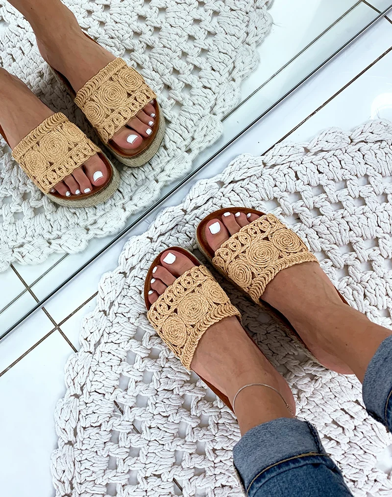 Mules en osier beiges à motifs tressés et à plateforme