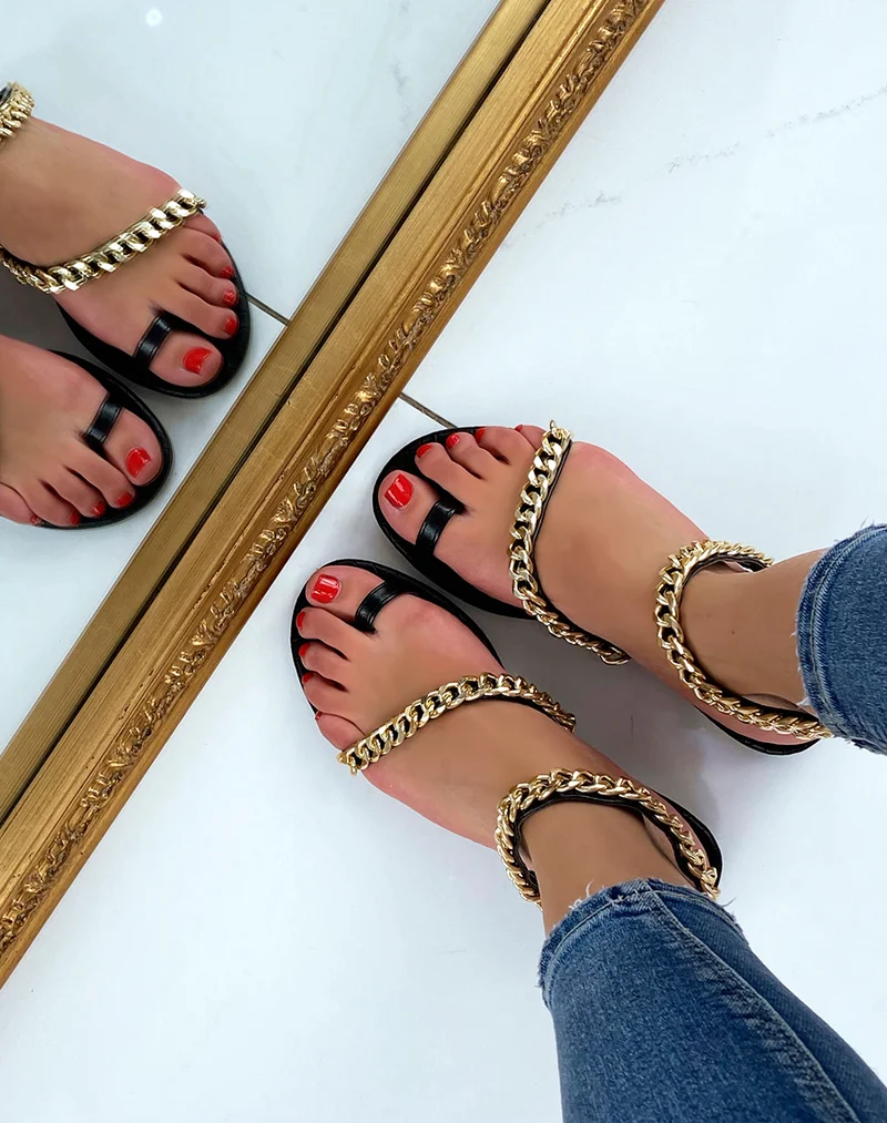 Nu-pieds noirs avec chaines dorées