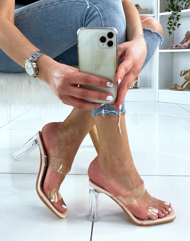 Sandale beige à talon transparent