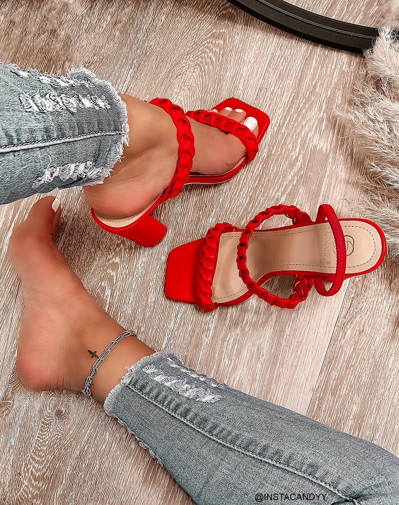 Sandales à talon rouges à multiples brides tressées