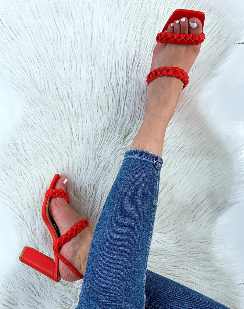 Sandales à talon rouges à multiples brides tressées
