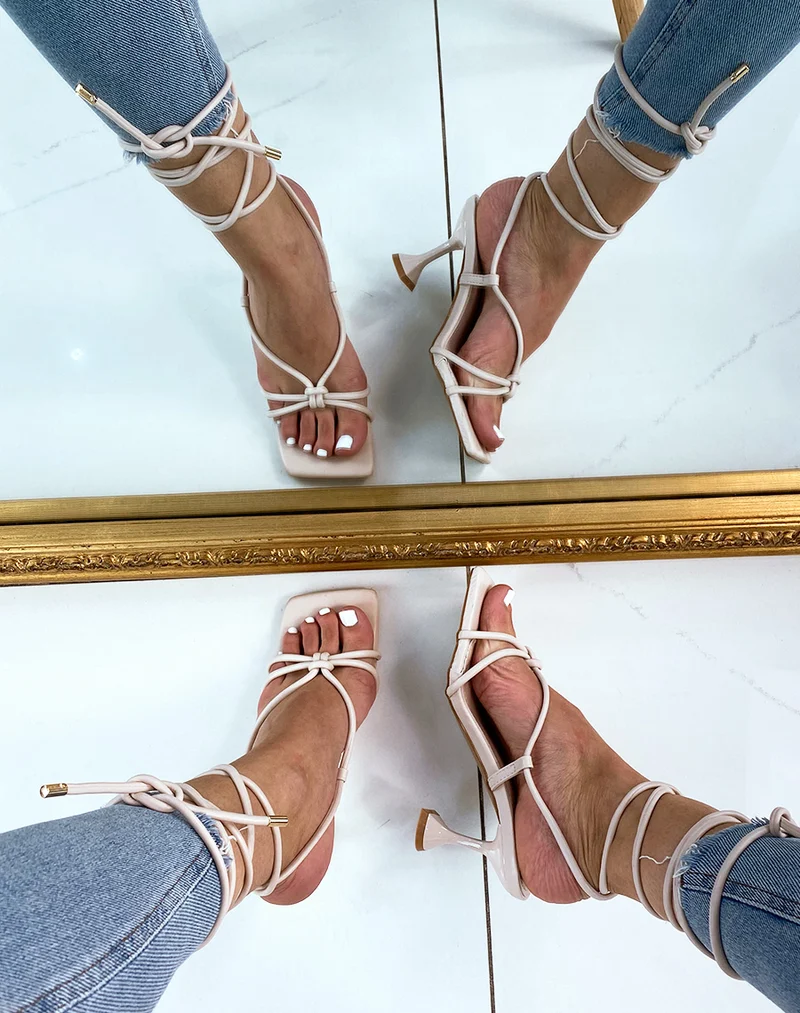 Sandale beige à talon aiguille évasé