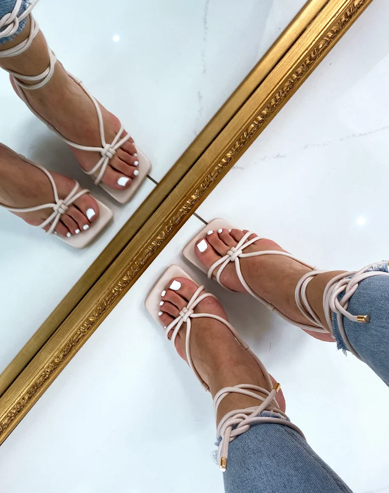 Sandale beige à talon aiguille évasé