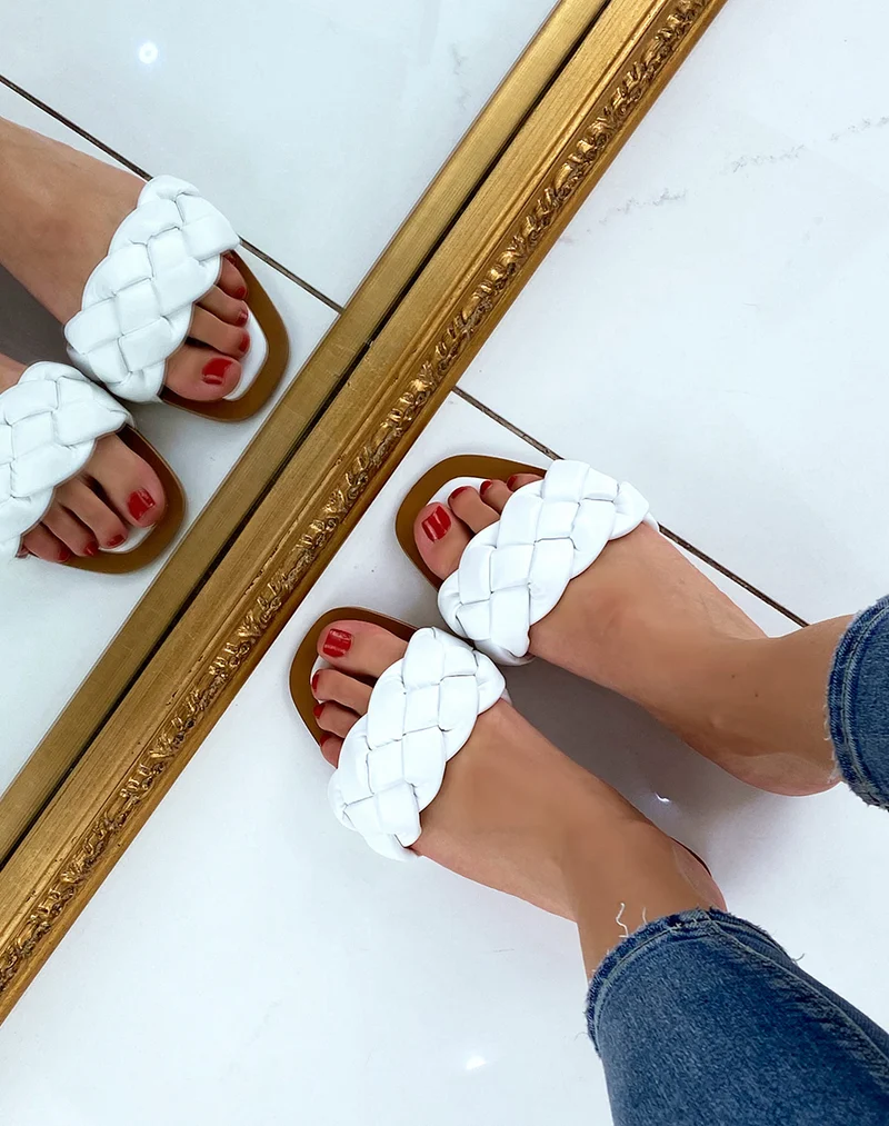 Mules plates blanches à grosse bride tressée