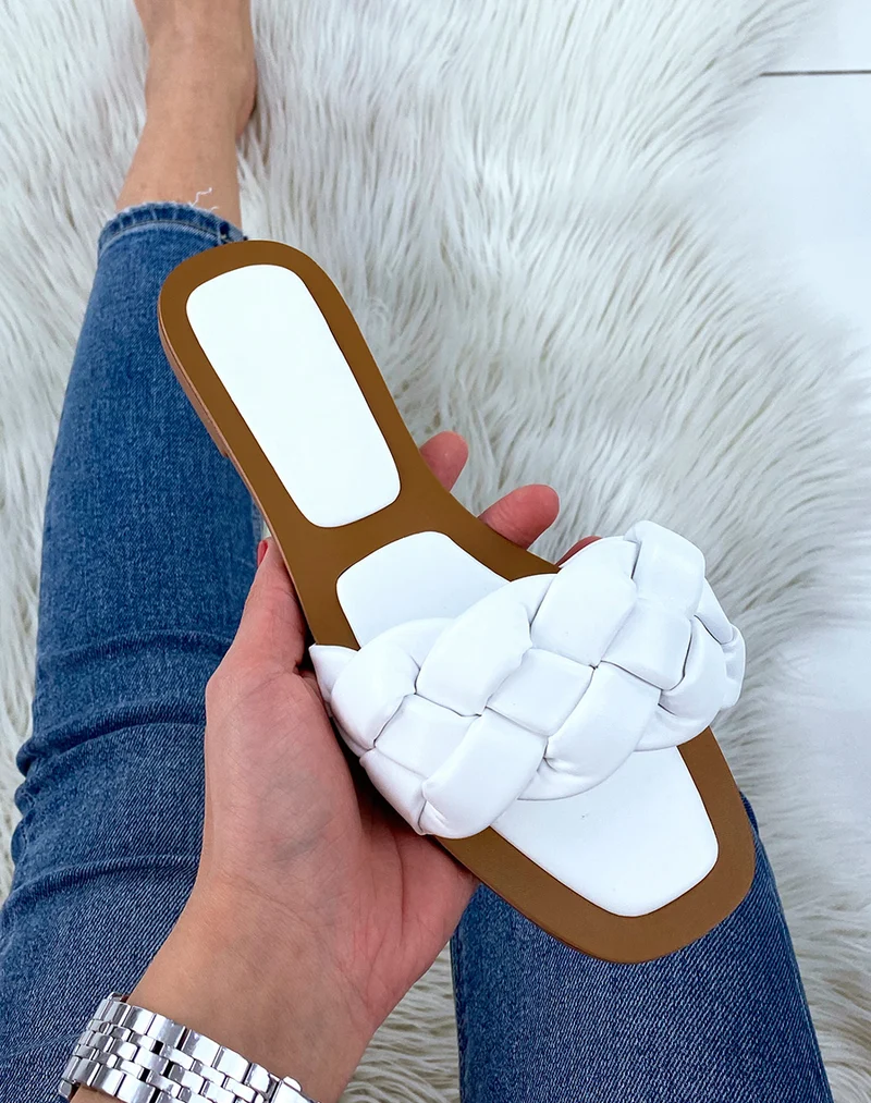 Mules plates blanches à grosse bride tressée