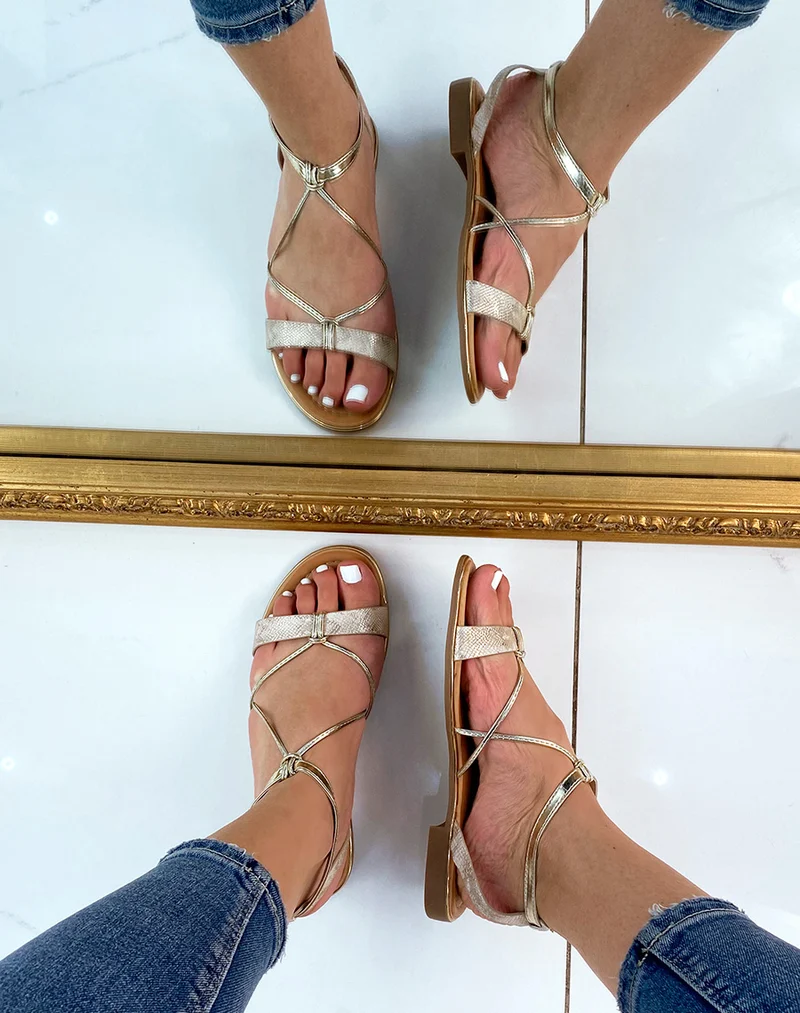 Nu-pieds à brides dorées et beiges