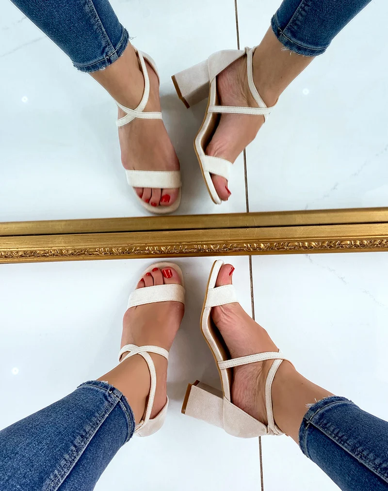 Sandale beige à lanière entrecroisée