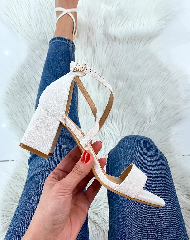 Sandale beige à lanière entrecroisée