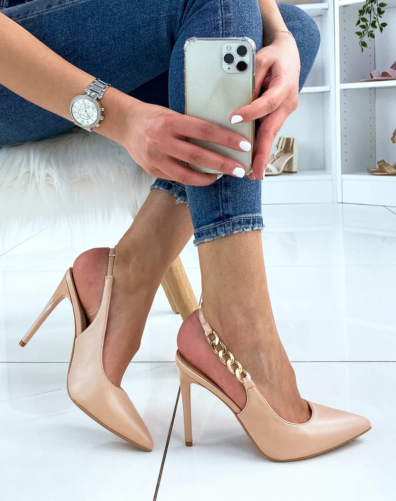 Escarpin beige à lanière et chaîne dorée