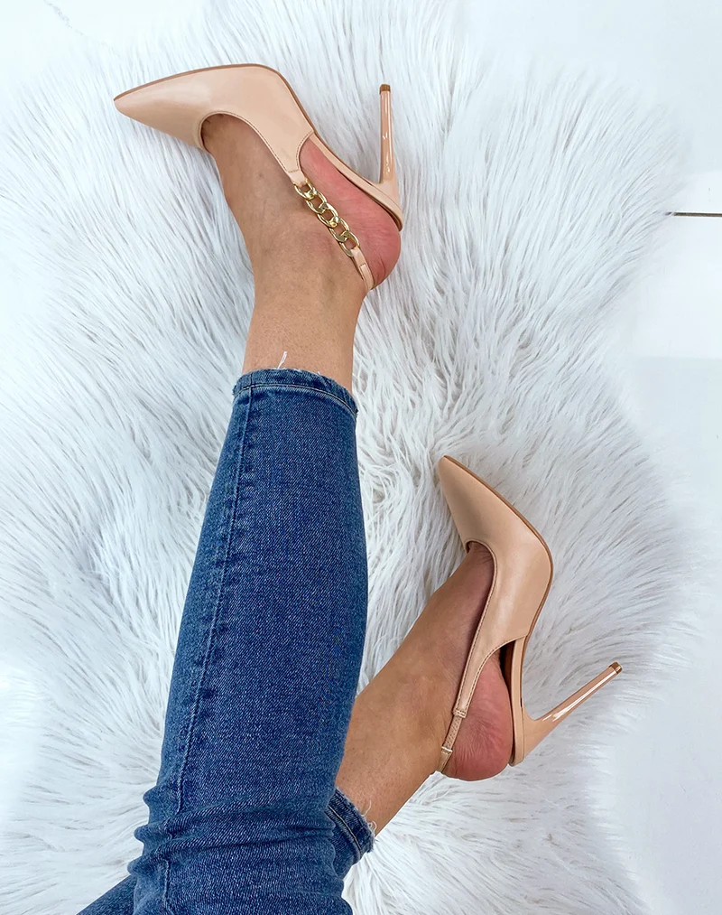 Escarpin beige à lanière et chaîne dorée