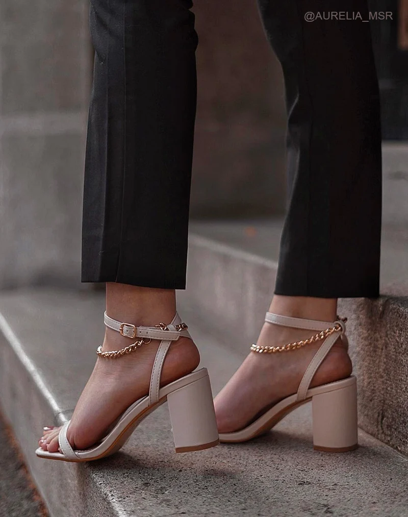 Sandales à talon beige à chaîne doré