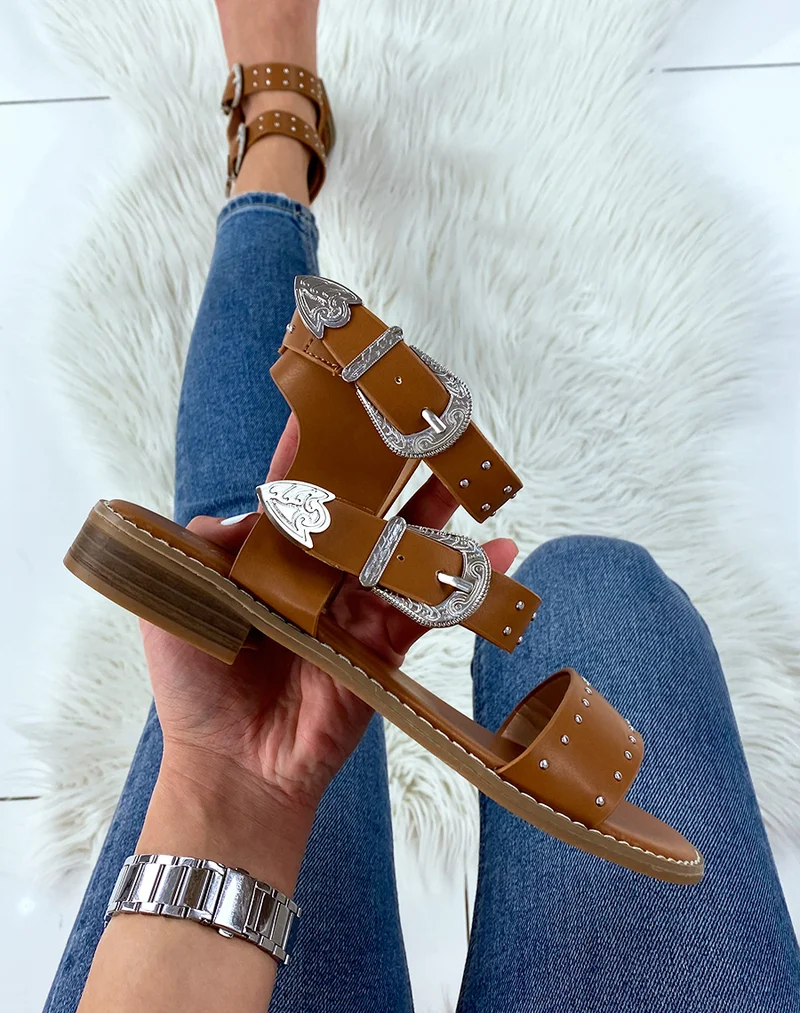 Nu-pieds camel à détails cloutés