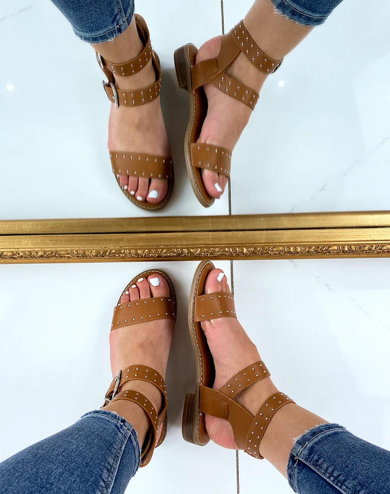 Nu-pieds camel à détails cloutés