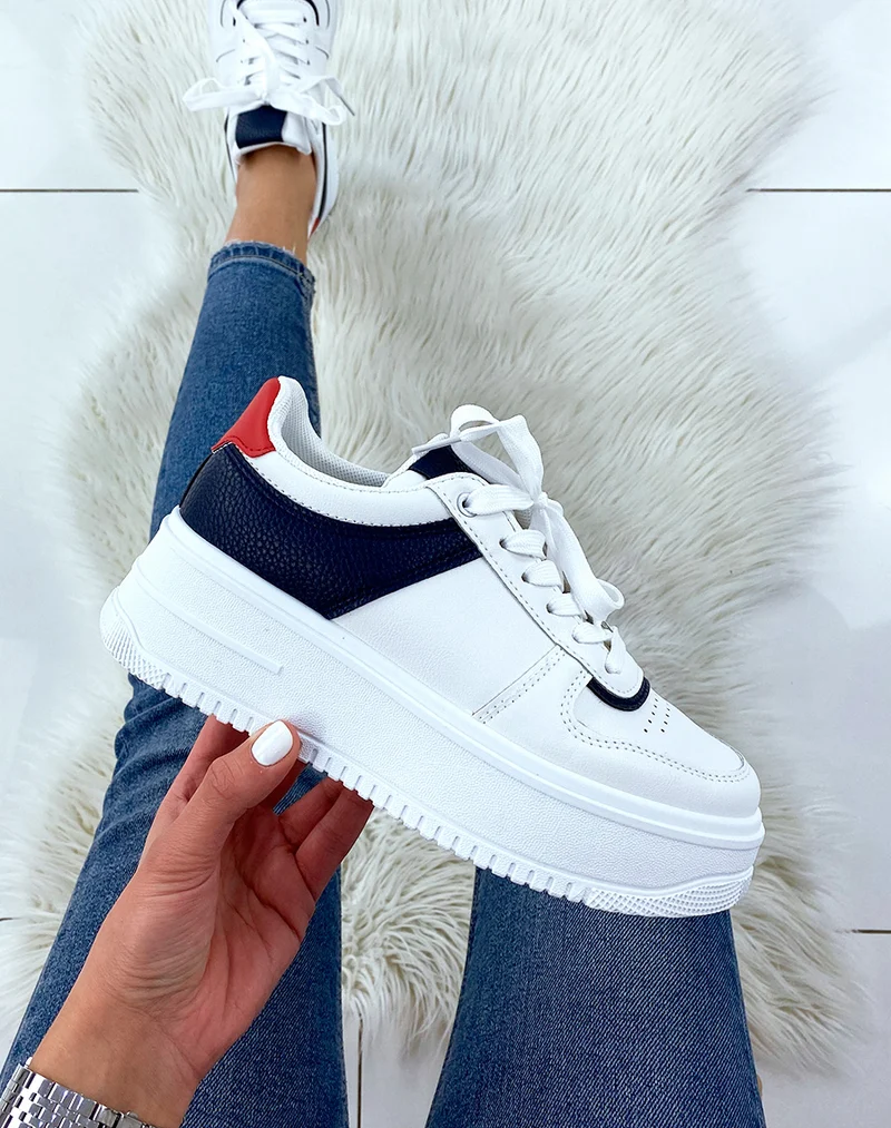 Baskets bleu et rouge