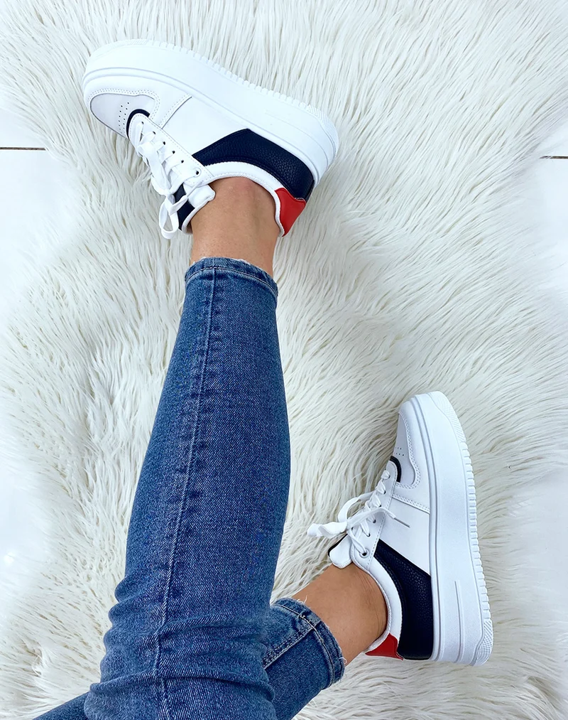 Baskets bleu et rouge