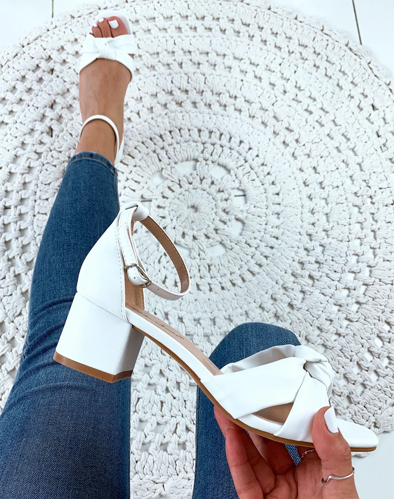 Sandales blanches à brides nouées